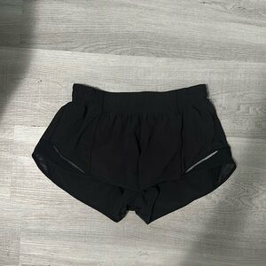lululemon’s hotty hot shorts 2.5”